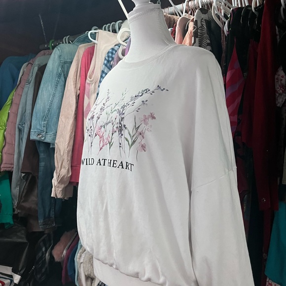 white floral crew neck - Picture 2 of 3